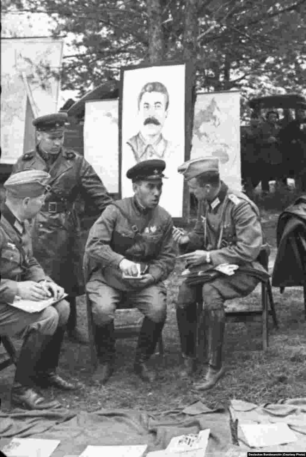 Militari germani și sovietici la Brest, la 22 septembrie 1939. 