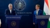 Orbán Viktor miniszterelnök és Matolcsy György jegybankelnök 2021. július 6-án beszédet tart, miután megtekintették az ország aranytartalékát.