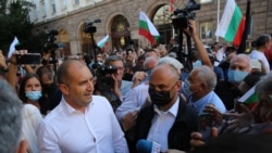 Президентът Румен Радев при протестиращите
