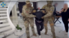 Captură de ecran dintr-un videoclip postat pe canalul de YouTube al Serviciului de Securitate al Ucrainei, care arată reținerea unui bărbat suspectat de spionaj.