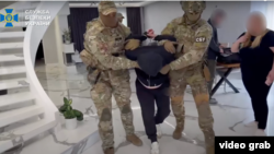 Képernyőfotó az Ukrán Biztonsági Szolgálat YouTube csatornáján közzétett videóból a kémkedéssel gyanúsított férfi őrizetbe vételéről