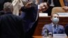 Telefonul a devenit un accesoriu foarte important în arsenalul celor de la AUR, care comunică în direct întreaga activitate din Parlament. 