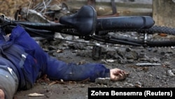 Тело на жена, која според жителите била убиена од војници на руската армија, лежи на улица, 2 април 2022 година