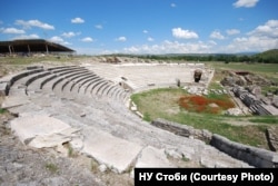 Amfiteatri antik në Stobi, që është lokacioni më i madh arkeologjik i këtij vendi, njihet për rëndësinë e tij universale në listën ë Fondit Botëror të Monumenteve.
