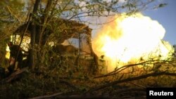 Українські військові ведуть вогонь на Донеччині, серпень 2025 року