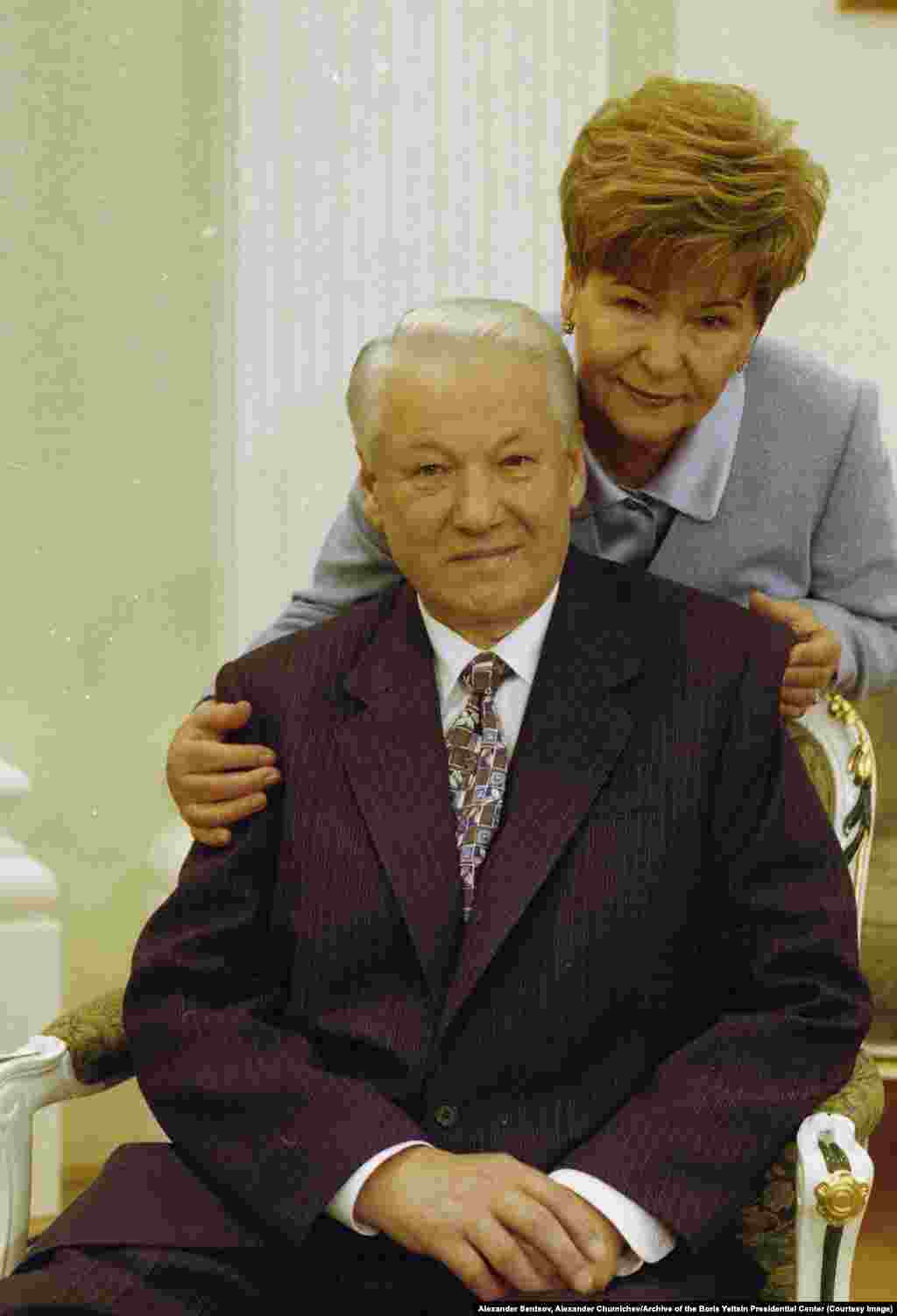 Елцин со неговата сопруга Наина Елцина во Кремљ во 1997 година. &nbsp;