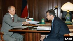 «Когда Владимир Путин впервые был избран президентом, все сотрудники кремлевской администрации и кандидаты на министерские посты должны были заходить в специальную комнату и беседовать с одним человеком. И человеком этим был Роман Абрамович»