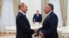 Președintele Rusiei, Vladimir Putin, îl salută pe trimisul special al SUA, Steve Witkoff, înaintea discuțiilor dintre cei doi, la Moscova, pe 6 august 2025, într-o imagine distribuită de agenția de stat rusă Sputnik.