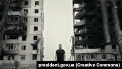 Владимир Зеленски во видео обраќање по повод Денот на победата 9 мај, снимено во разурнатиот Бородјанка, град во близина на Киев кој беше целосно уништен во руската инвазија