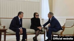 На фото (слева направо): И.о. президента Узбекистана Шавкат Мирзияев, вдова первого президента Узбекистана Татьяна Каримова и президент Казахстана Нурсултан Назарбаев. Самарканд, 12 сентября 2016 года.