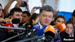 Ուկրաինացի գործարար, նախագահի թեկնածու Պետրո Պորոշենկոն քվեարկությունից հետո պատասխանում է լրագրողների հարցերին, 25 մայիսի, 2014թ․