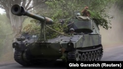 Militari ucraineni operează un blindat american M109. Fotografie de arhivă. 