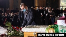 Vučić se u hramu poklonio pred odrom Irineja