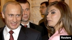 Рускиот претседател Владимир Путин и олимписката гимнастичарка Алина Кабаева на настан во Кремљ, 2004 година