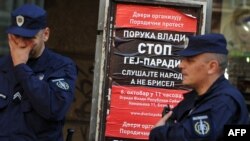 Policajci i poster pokreta "Dveri" protiv Parade ponosa, oktobar 2012.