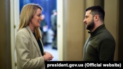 Presidentja e Parlamentit Evropian, Roberta Metsola me presidentin ukrainas, Volodymyr Zelensky.