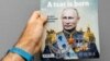 Чоловік тримає журнал The Economist із зображенням на обкладинці президента Росії Володимира Путіна із заголовком «Народився цар». Франція, Страсбург, 28 жовтня 2017 року