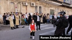 Izrael je potvrdio najmanje 800.000 slučajeva COVID-19 od početka pandemije i 5.861 smrtnih slučajeva, prema Ministarstvu zdravstva (AP).
