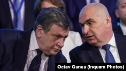 Crin Antonescu (stânga), candidatul PNL, PSD și UDMR la prezidențiale, alături de Ilie Bolojan, președinte interimar al României. 