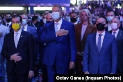 Klaus Iohannis a dorit să participe la Congresul PNL pentru a da un semnal în partid. Imagine cu Ludovic Orban (stânga), Klaus Iohannis (centru) și Florin Cîțu (dreapta) 25 septembrie 2021, sala Romexpo.