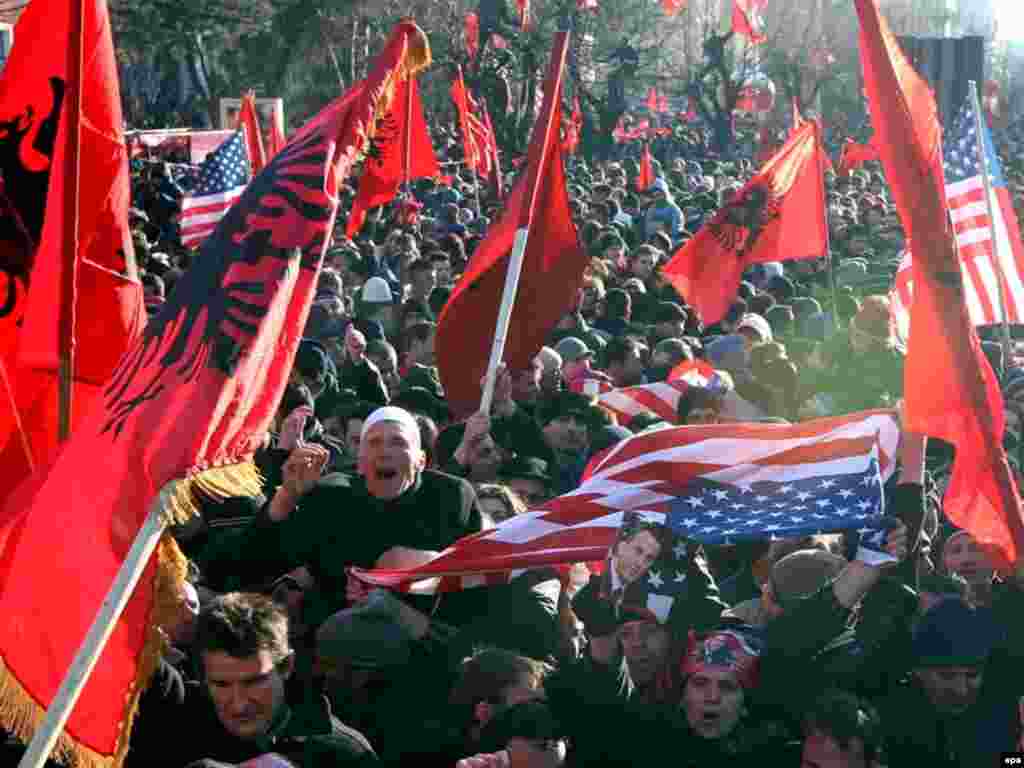 Kosova në festë - Caption: epa01258558 Kosovo Albanians wave Albanian flags and shout slogans during independence celebrations in Pristina, Kosovo, 17 February 2008. Kosovo's parliament proclame independence from Serbia on Sunday 17 February 2008.