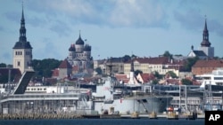 O navă militară ancorată în portul Tallinn în vara anului 2023. Estonia, care și-a recucerit independența față de Moscova în 1991, a devenit unul din aliații NATO cei mai atenți la planurile de expansiune regională ale Rusiei.