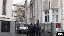 Polița în fața casei lui Vasil Bojkov