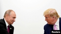 Președintele Donald Trump și președintele rus, Vladimir Putin, la summitul liderilor G20 din Osaka, Japonia, în 2019.