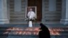 <p>Në shkallët e Katedrales “Shën Nënë Tereza” në Prishtinë ndizen qirinj në nderim të Papa Françeskut.