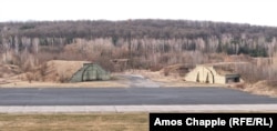 Hangarët në bazës ajrore të epokës sovjetike.