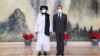 Bashkëthemeluesi i talibanëve, Mullah Abdul Ghani Baradar dhe ministri i Jashtëm kinez, Wang Yi gjatë takimit në Tianjin të Kinës më 28 korrik 2021. 