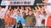 Sjeverna Koreja tvrdi da je uspješno postavila izviđački satelit 'Malligyong-1' u orbitu. Na fotografiji su pješaci pored ekrana na kojem je prikazan lider Sjeverne Koreje Kim Jong Un kako slavi lansiranje satelita; okruga Akihabara u Tokiju 22. novembra 2023.