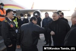 Orbán Viktor üdvözli a Suparna Airlines Kínából érkezett repülőgépének személyzetét a Liszt Ferenc-repülőtéren 2020. március 24-én.