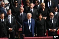 Президентът на САЩ Доналд Тръмп и съпругата му Мелания по време на траурната церемония по погребението на папа Франциск, 26 април 2025 г.