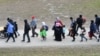 Migránsok úton a regisztrációs állomás felé a német–osztrák határon 2015 őszén