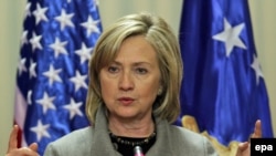 Sekretarja amerikane e Shtetit, Hillary Clinton, gjatë konferencës për shtyp në Prishtinë.