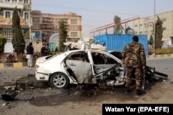 Afgán biztonsági tisztek megvizsgálják egy házilag készített pokolgép pusztítását Lashkargahban, Helmand tartomány fővárosában, Afganisztánban, 2020. november 12-én. A rendőrség azt mondja, hogy a bombát Ilyas Dayee újságírónak szánták, aki meghalt a robbanásban, három másik ember pedig megsebesült.