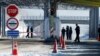 Policët e Kosovës dhe Serbisë, në vendkalimin kufitar në Merdare. Fotografi nga arkivi. 