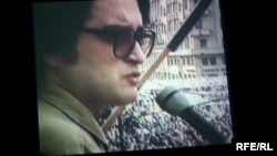 Emil Hurezeanu în balconul Universității București, aprilie-mai 1990