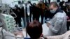 Вучиќ при посета на пациенти кои беа тешко повредени во пожарот во Кочани, Северна Македонија, а кои беа примени на одделението за интензивна нега на Ургентниот центар на Универзитетскиот клинички центар на Србија (УКЦС), на 17 март 2025 година.