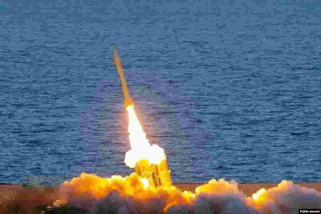 Lëshimi i një rakete Fath-360 gjatë stërvitjeve ushtarake në Iranin jugor në nëntor të vitit 2022. Raketa balistike me rreze të shkurtër u prezantua për herë të parë në një paradë ushtarake në Teheran në prillin e vitit&nbsp; 2022. Fath do të thotë &quot;pushtim&quot; në persisht. Çdo raketë 5.2 metra e gjatë mund të mbajë një kokë prej 150 kilogramësh. Kjo është rreth tri herë më e lartë se ngarkesa shpërthyese e dronëve famëkeq Shahed, të projektuar nga Irani, që kanë vrarë shumë civilë ukrainas që kur u hodhën për herë të parë nga Rusia më 2022. &nbsp;