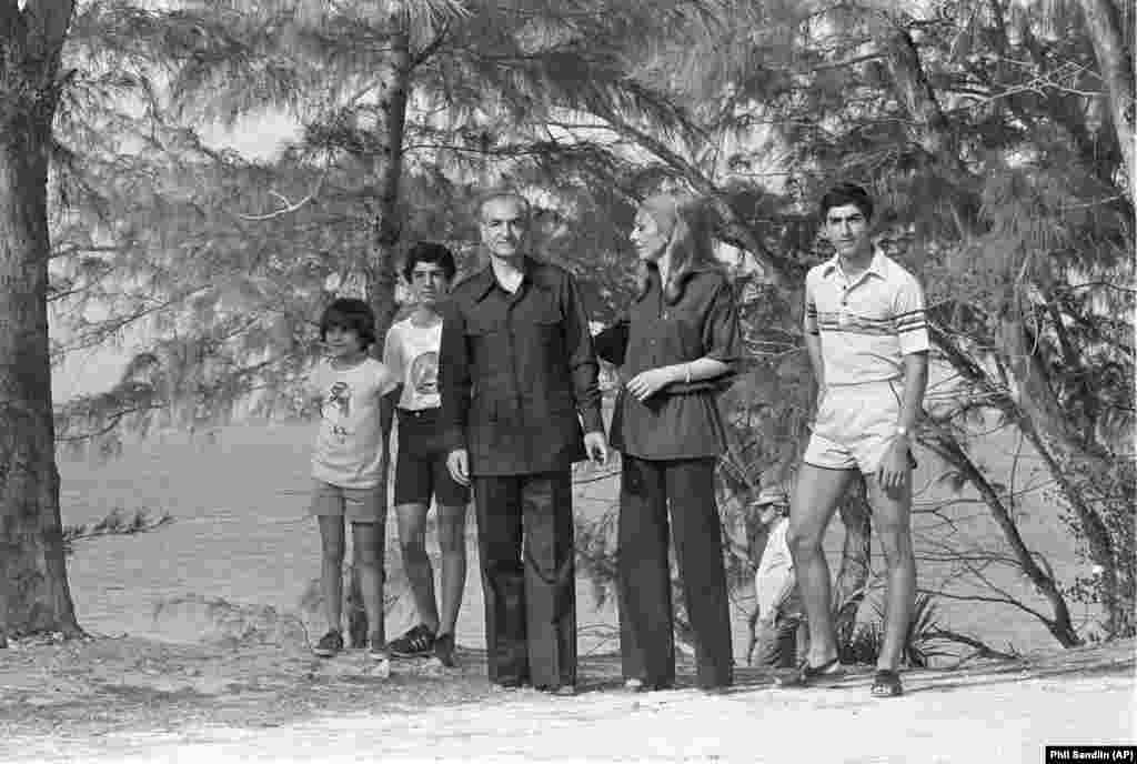Svrgnuti iranski šah sa svojom djecom i suprugom na odmoru na Bahamima u martu 1979.