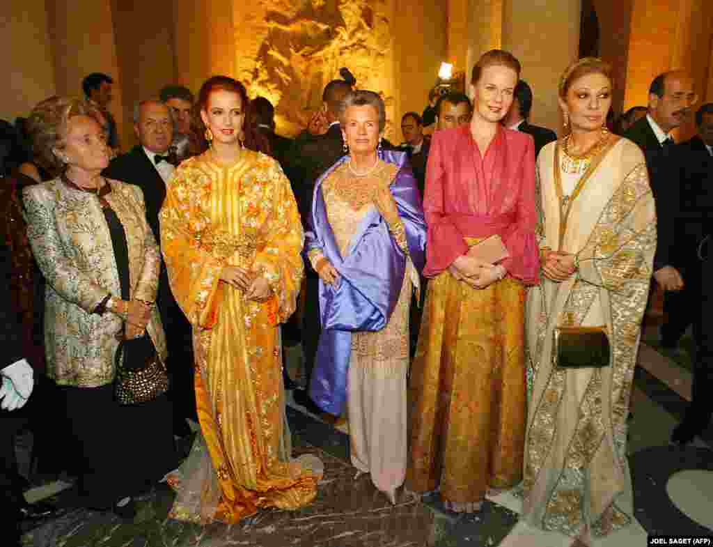 (Slijeva) Bernadette Chirac, supruga francuskog predsjednika Jacquesa Chiraca, princeza Lalla Salma od Maroka, predsjednica Dječije fondacije Anne-Aymone Giscard d&#39;Estaing, princeza Mathilde od Belgije i bivša iranska carica Farah Pahlavi poziraju nakon što su stigli u palatu u Versaju, u blizini Pariza, Francuska, da prisustvuje dobrotvornoj gala večeri, decembar 2003.