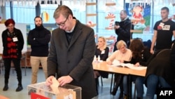 Presidenti serb, Aleksandar Vuçiq në një qendër votimi. 17 dhjetor 2023.