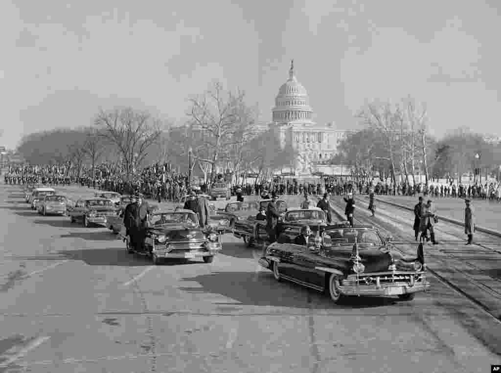 Cortegiul de mașini al președintelui John F. Kennedy (fără pălărie, în mașina din față) se îndreaptă spre Pennsylvania Avenue după învestirea sa la 20 ianuarie 1961. Kennedy a fost asasinat în noiembrie 1963.