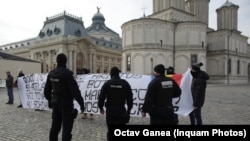 Демонстранти против обредот на крштевањето на Православната црква на Романија, Букурешт, февруари 2021.