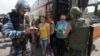 Українські солдати перевіряють документи на блокпості у Слов'янську, 29 травня 2014 року