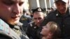 Официльно пожаловаться на чересчур крепкие объятия милиционеров теперь можно и в Интернете. Но большинство экспертов не ждут от этой практики ощутимого успеха (На фото: задержание участника акции "Стратегия-31", 31 мая 2010 года, Москва).