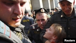 Официльно пожаловаться на чересчур крепкие объятия милиционеров теперь можно и в Интернете. Но большинство экспертов не ждут от этой практики ощутимого успеха (На фото: задержание участника акции "Стратегия-31", 31 мая 2010 года, Москва).