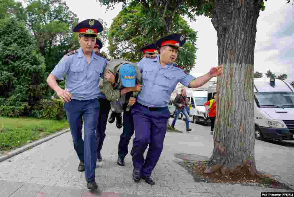 Poliția reține un bărbat în centrul Almaty, Kazahstan, înaintea unui miting ilegal, 10 iunie 2019
